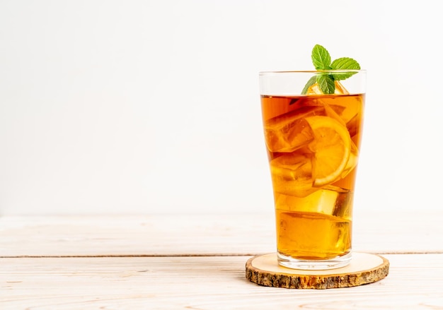 Photo glass of ice lemon tea with mint