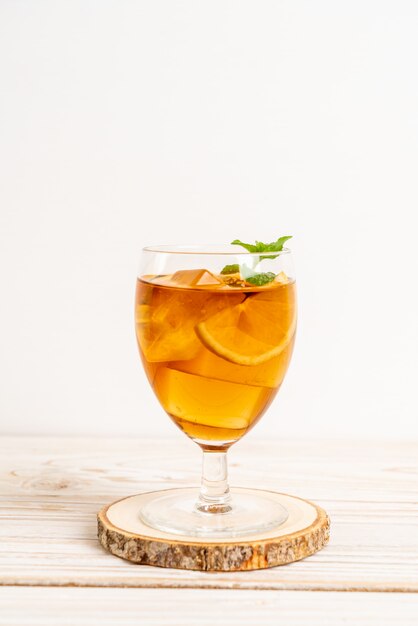 Photo glass of ice lemon tea