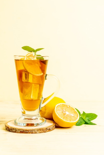 Photo glass of ice lemon tea