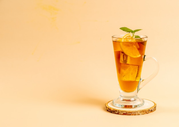 Photo glass of ice lemon tea