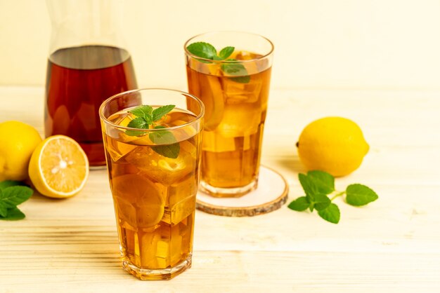 стакан ледяной чай с лимоном