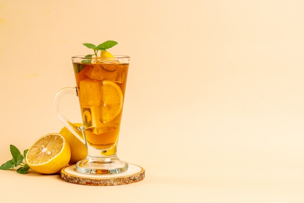 стакан ледяной чай с лимоном