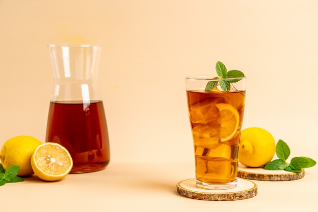 Photo glass of ice lemon tea