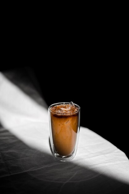 Photo glass of iced coffee with milk on the table