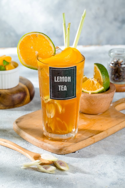 Photo glass of iced tea with lemon