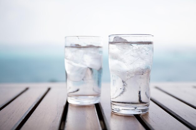 Bicchiere di acqua ghiacciata al ristorante