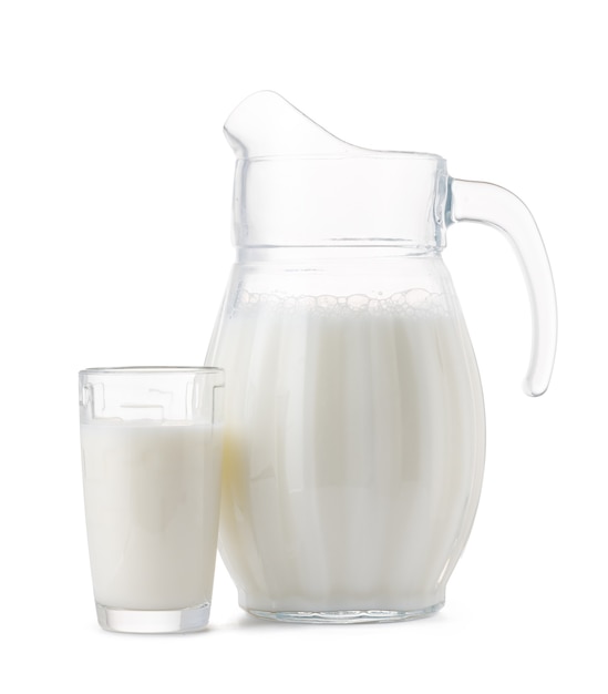 Vaso di vetro e tazza di latte fresco isolato su bianco