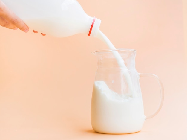 Foto vaso di vetro pieno di latte