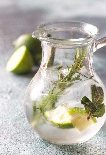 Foto vaso di vetro di acqua di calce con erbe