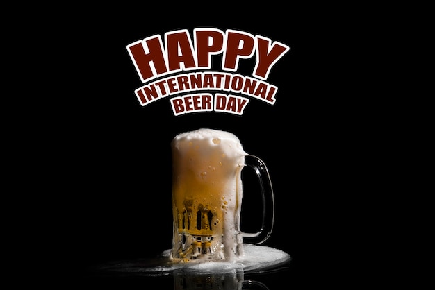 검은색 외진 배경의 국제 맥주 축제 디자인에 맥주가 쏟아지는 유리병