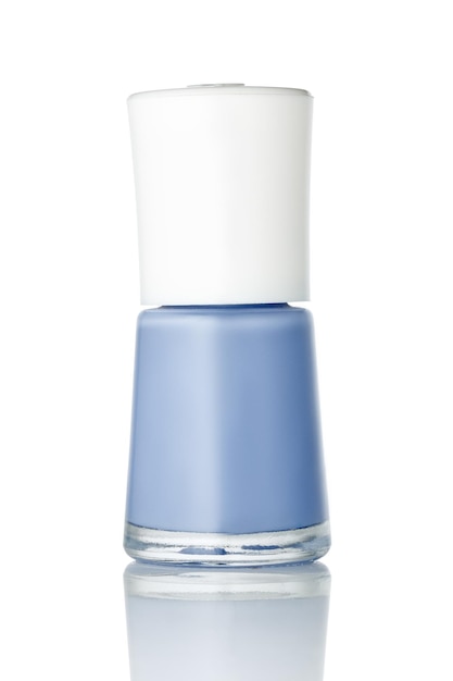 白い背景で隔離の青いマニキュアとガラスの瓶
