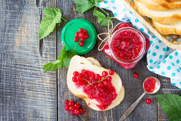 Foto vaso di vetro con marmellata di ribes e foglie di menta