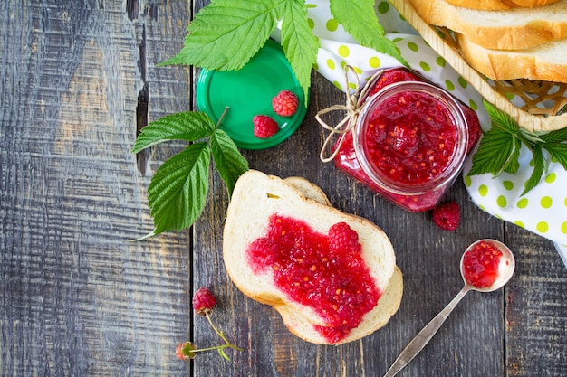 Foto vaso di vetro con marmellata di ribes e foglie di menta