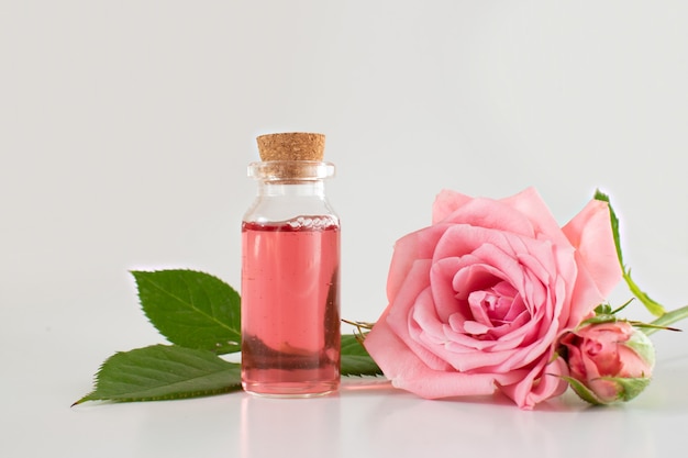 Photo a glass jar with a pink rose