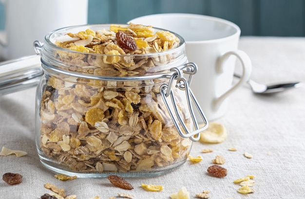 Foto barattolo di vetro con cereali integrali per colazione