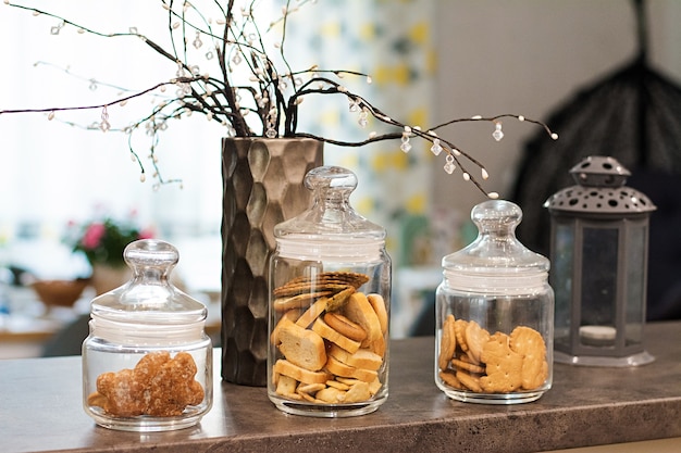 Barattoli di vetro con biscotti. barattoli di vetro con vari biscotti e cracker.