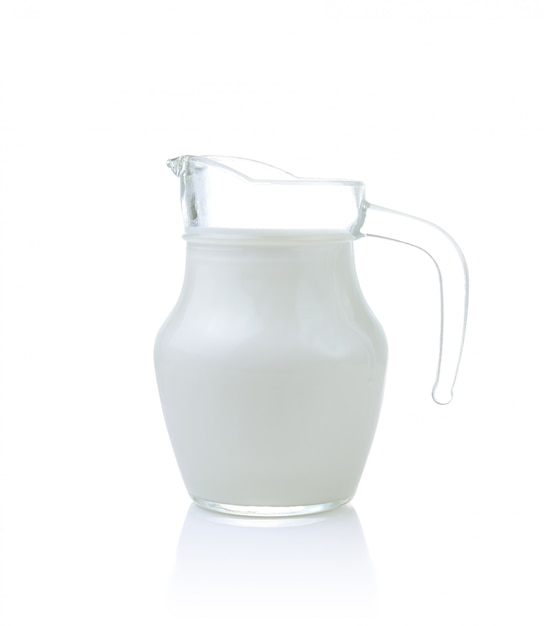 Foto brocca di vetro di latte fresco isolata su bianco