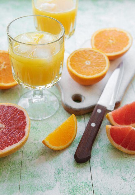 Foto vaso di succo e agrumi freschi