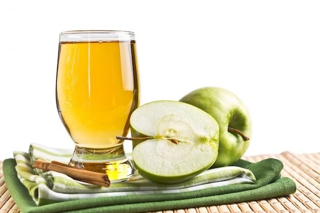 Стакан сока и зеленого яблока с корицей