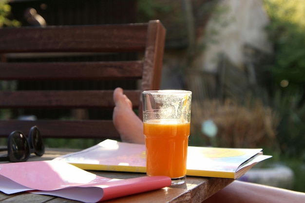 Photo glass of juice on table