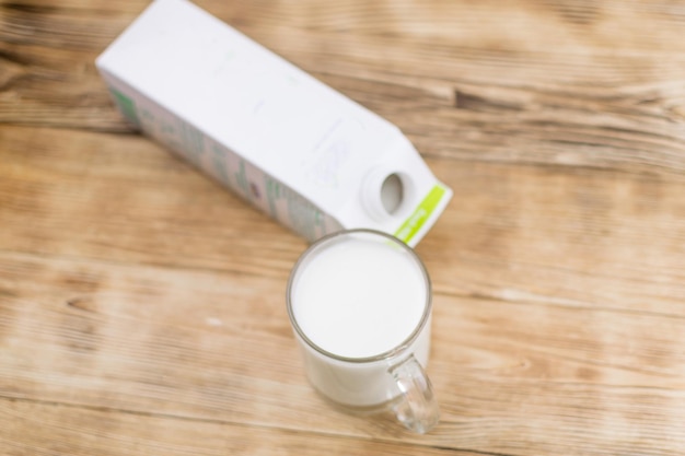 Стакан кефирного молока на деревянном фоне Концепция диетического похудения