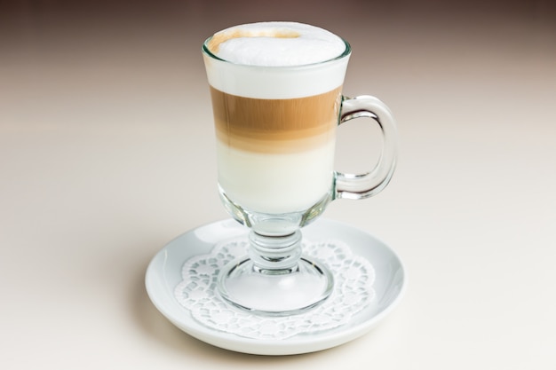 Photo glass of latte coffee on light background