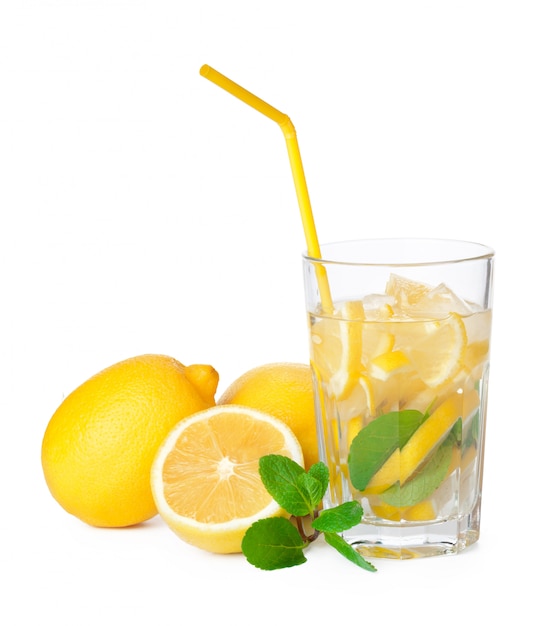 Photo glass of lemonade isolated on white