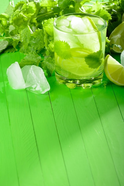 Photo a glass of lemonade with lime and mint