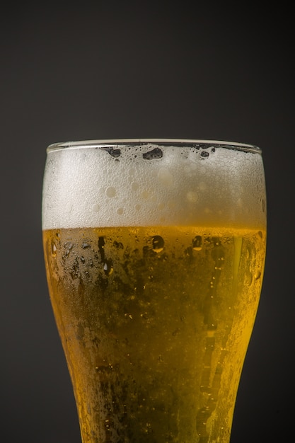 Bicchiere di birra leggera su sfondo nero