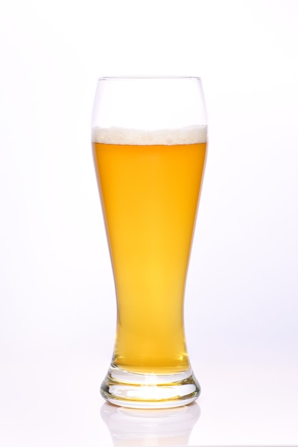 白い背景の上の軽いビールのガラス