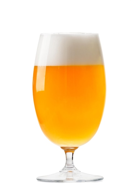 Стакан светлого пива с красивой пеной на белом фоне пива в стеклянной кружке