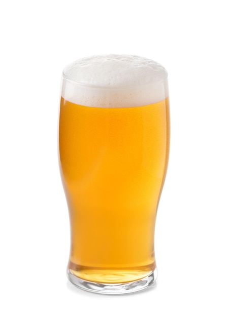흰색 배경에 분리된 아름다운 거품이 있는 라이트 맥주 한 잔 유리 머그잔에 담긴 맥주