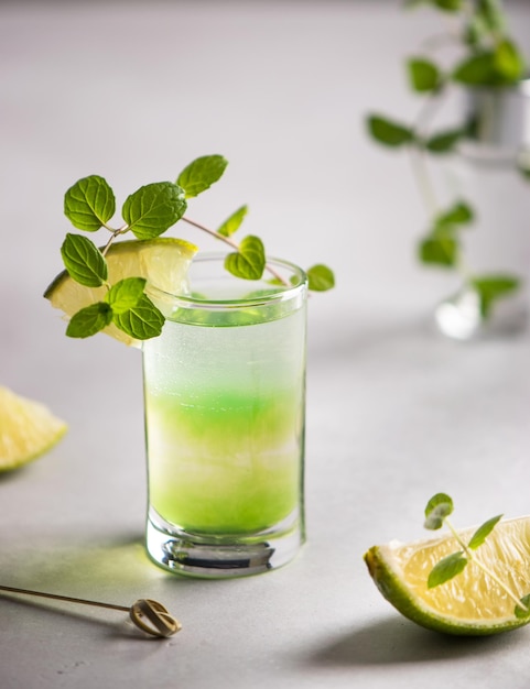 Photo a glass of liqueur with mint and lime