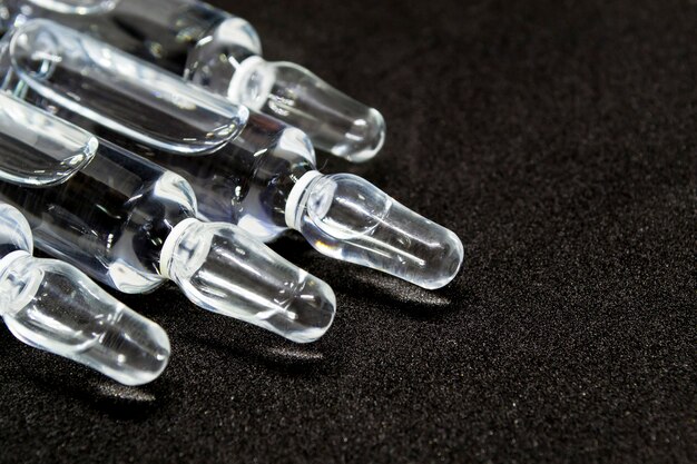 写真 注射薬用ガラス製医療用アンプルバイアルは、水溶液の液体塩化ナトリウムです。