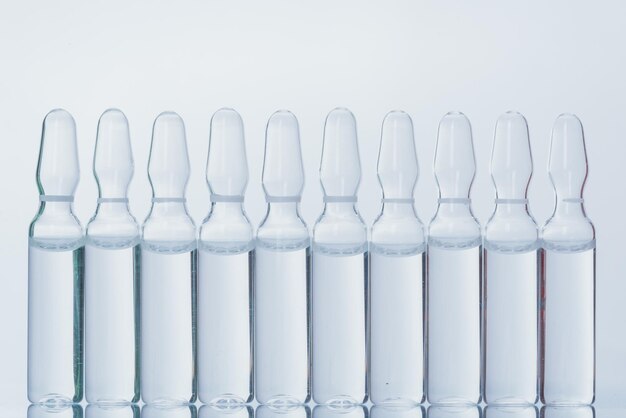 Fiala medica in vetro per iniezione la medicina è cloruro di sodio liquido con soluzione acquosa nell'ampolla close up flaconi ampolla multicolore