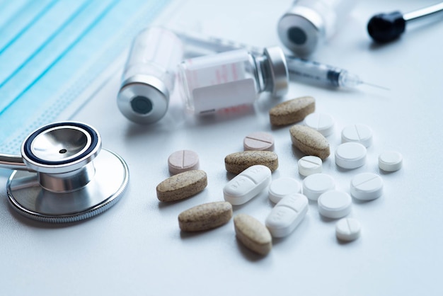 Стеклянный флакон с лекарством и таблетки, стеклянный флакон с лекарством и шприц с ботоксом, вакцинация и иммунизация
