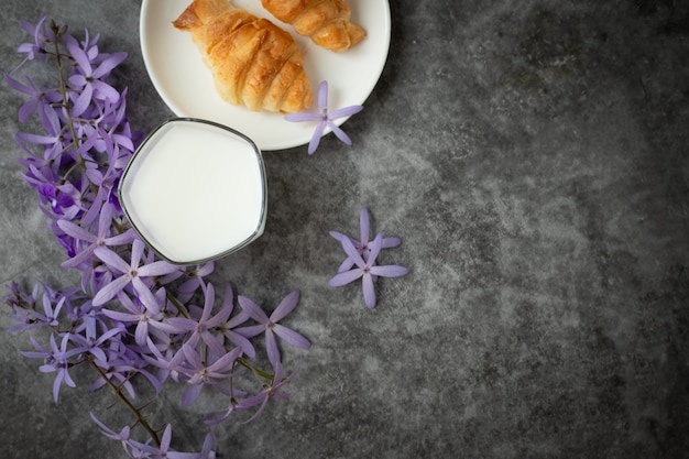 Bicchiere di latte sul fondo del cemento