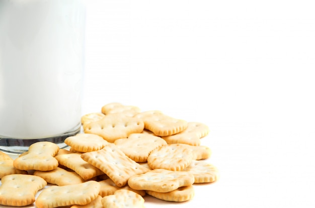 Foto bicchiere di latte e biscotti, fine su.