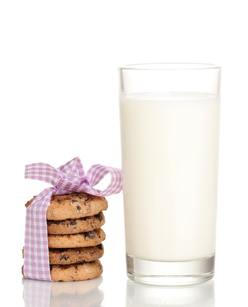 白で隔離のミルクとクッキーのガラス