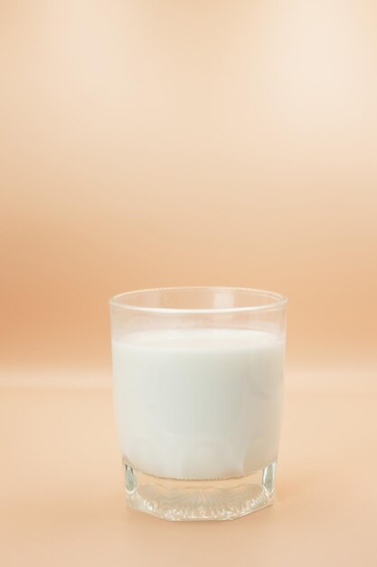 色の背景に分離された牛乳のガラス乳製品のクローズ アップ健康のために牛乳を飲む牛乳テキスト用のソーシャル コピー スペースの良い製品