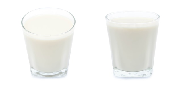 Стакан молока, изолированные на белом фоне