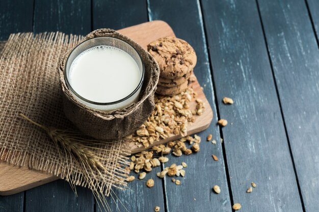 Foto bicchiere di latte sul tavolo