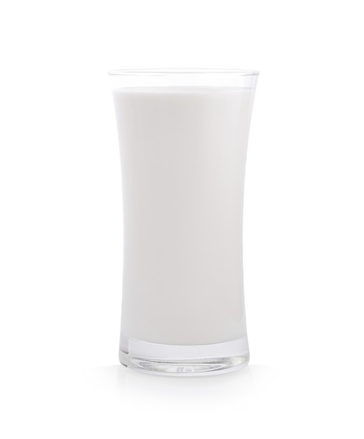 Стакан молока на белом фоне
