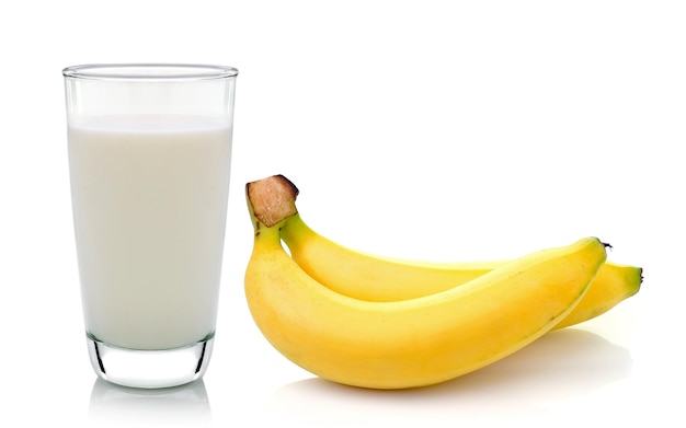  바탕 에 바나나 가 있는 우유 한 잔