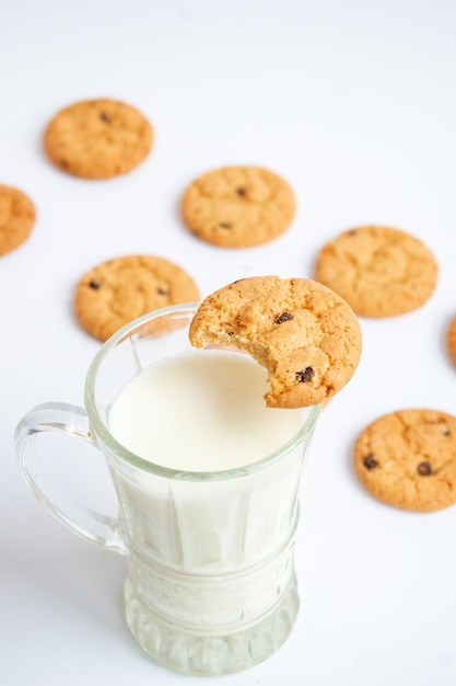 Foto un bicchiere di latte con deliziosi biscotti