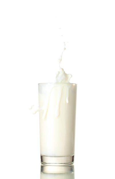 Photo glass of milk with a splash isolated on white