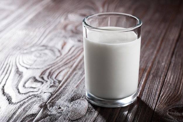 Bicchiere di latte sul tavolo di legno