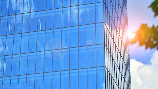 Стеклянное современное здание с фоном голубого неба Вид и детали архитектуры Городской абстракционизм