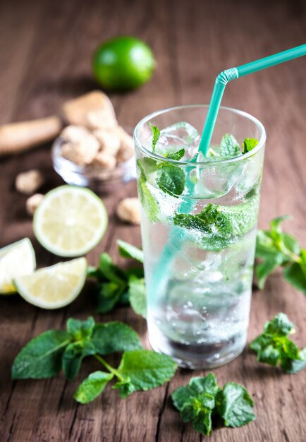 Photo glass of mojito with ingredients