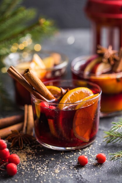 향신료와 감귤류 과일을 곁들인 mulled 와인의 유리 머그. 전통적인 뜨거운 음료 또는 음료, X-mas 또는 새해 축제 칵테일